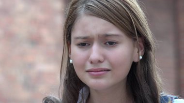 Üzücü şaşkın kız