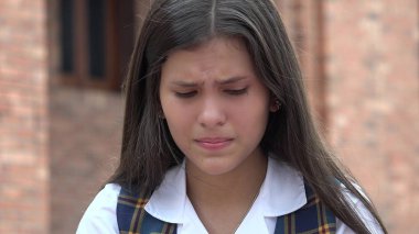 üzgün endişeli kız