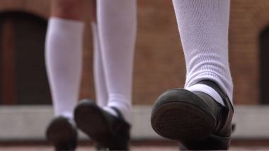 Ayakları dokunarak kızlar