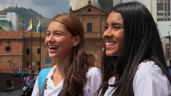 Glücklich lächelnde Studentinnen — Stockfoto