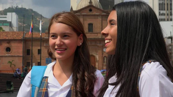 Çok genç kız öğrenci