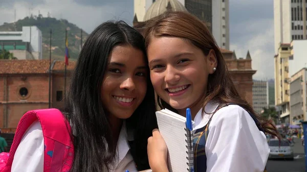 Mutlu kız öğrenci gülümseyen ve dostluk