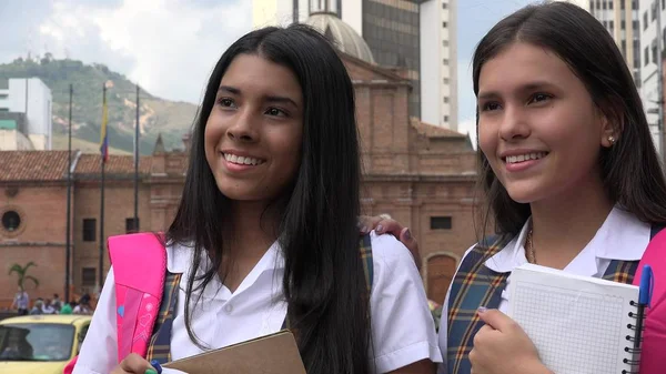 Gülümseyen kadın lise öğrencileri