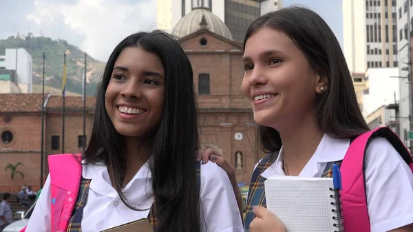 Gülümseyen İspanyol kız öğrenci