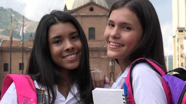 Mutlu gülümseyen kız öğrenci