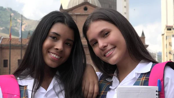 Diversas estudiantes sonrientes — Foto de Stock