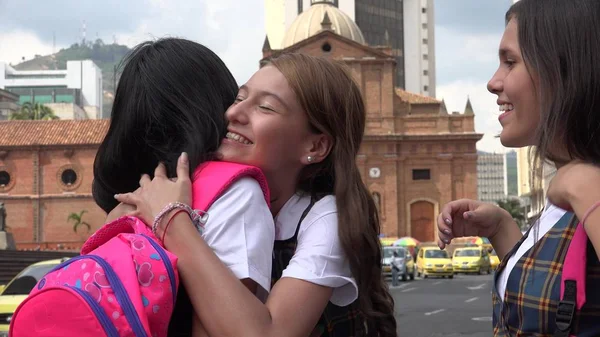 Mutlu kadın gençler sarılma