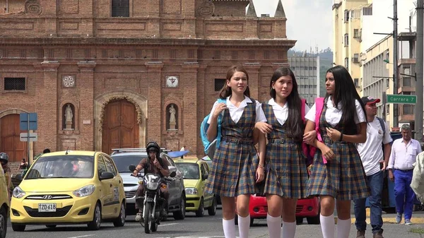 Yürüyüş erkek Katolik okulu öğrencileri