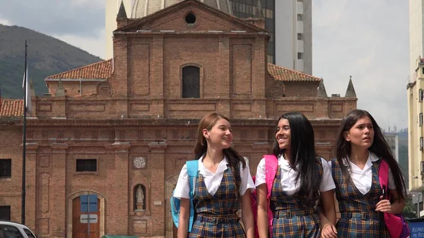 Teen kız öğrenci okuldan sonra yürüyüş