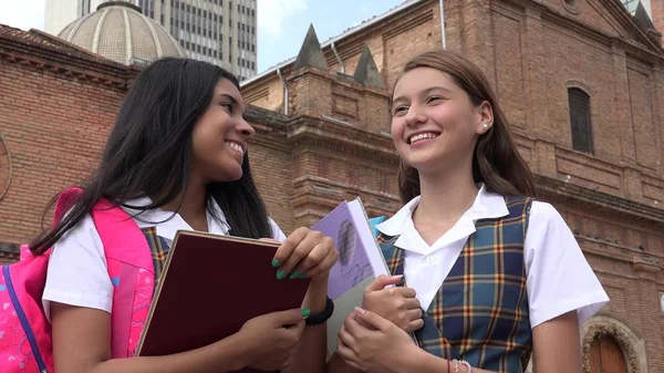 Ders kitapları tutan mutlu okul kız