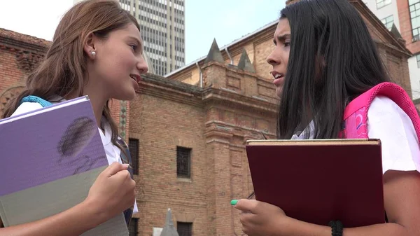 Hakaret ve savunarak kız öğrenci