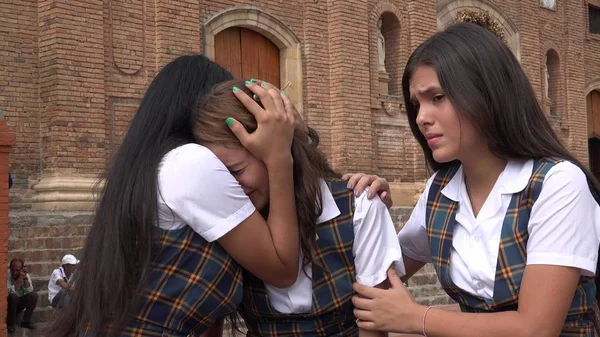 Ağlayan kız öğrenci ve şefkat