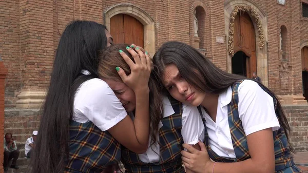 Kadın ve duygusal destek ağlıyor