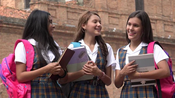 Dziewczyny w szkole w mundurze trzymania książek — Zdjęcie stockowe