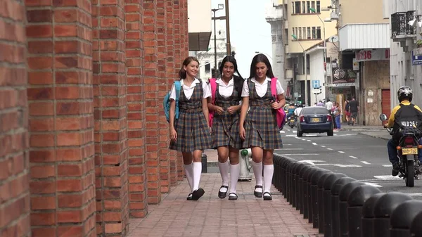 Kaldırımda yürüyen kız öğrenci