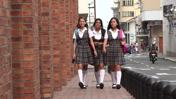 Kaldırımda yürüyen kız öğrenci