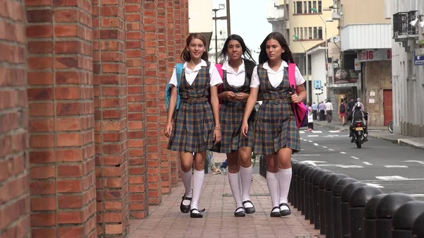 Kız öğrenci ve arkadaşları