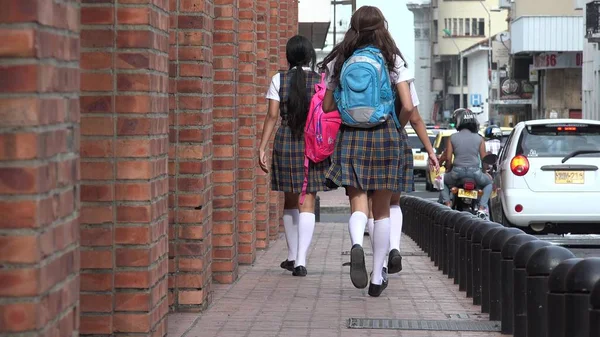 Okul için geç kız Teen öğrenci