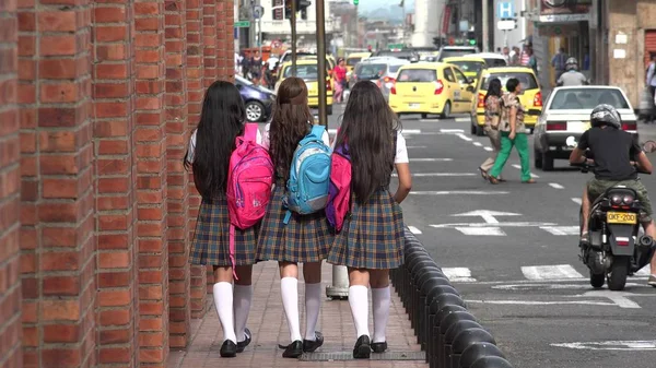 Sırt çantaları ile kız öğrenci