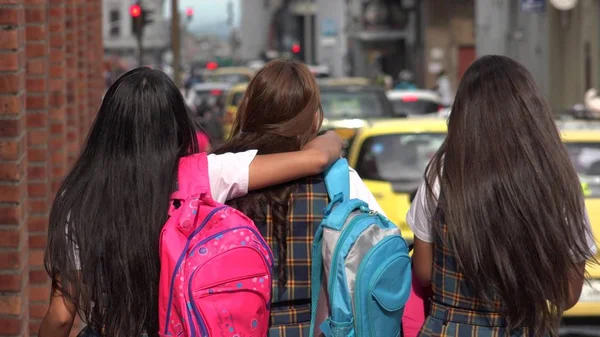 Erkek öğrenciler arasında dostluk