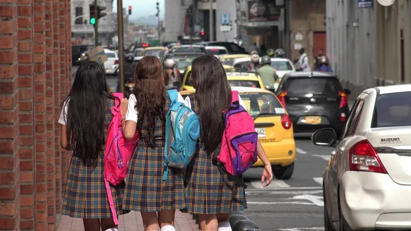 Okul çocukları kaldırımda yürüyen