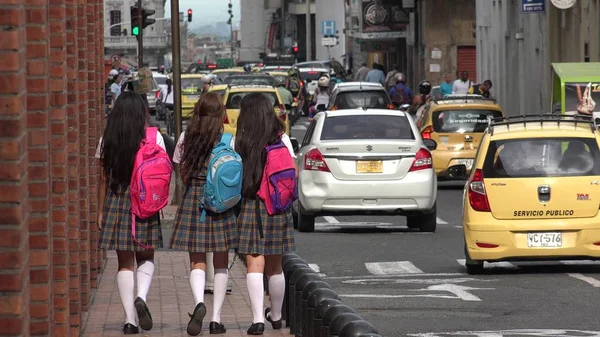 Okul çocukları kaldırımda yürüyen