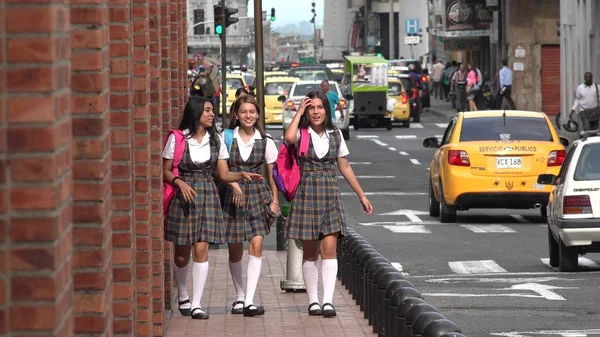 Mutlu kız Teen öğrenci kaldırımda yürüyen