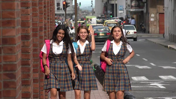 Şehir içi kız Teen öğrenci yürüyüş