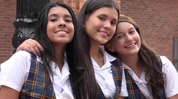 Sorrindo Feminino Adolescente Amigos — Fotografia de Stock