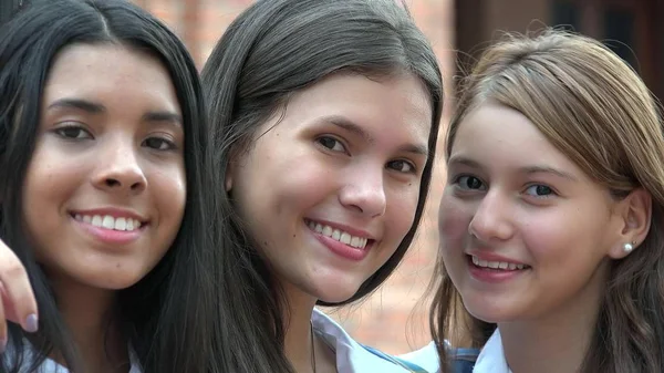 Amici femminili sorridenti — Foto Stock