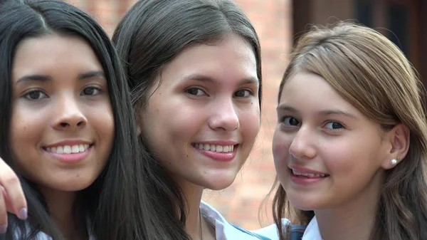 Kadın gençler arasında dostluk