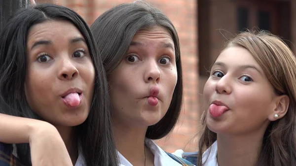 青少年女孩制作有趣的面孔 — 图库照片