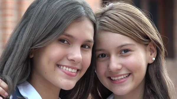 Щасливі дівчата-підлітки посміхаються — стокове фото