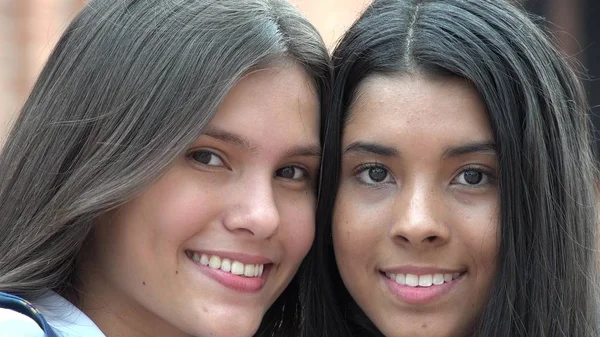 Gülümseyen yüzler mutlu insanlar