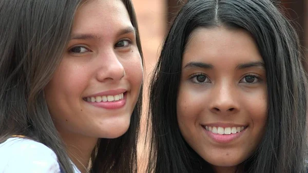 Çeşitlilik gülümseyen güzel yüzleri