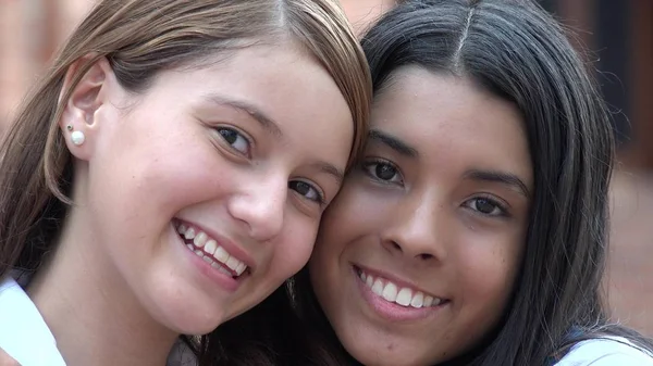 Gülümseyen yüzler mutlu arkadaşlar