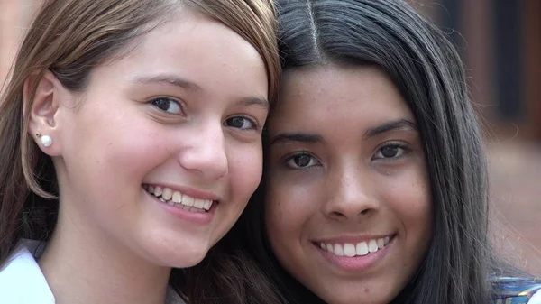 Lächelnde Gesichter glückliche Teenager-Mädchen — Stockfoto