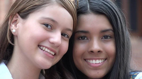 Sorridente e volti felici di adolescenti femminili — Foto Stock