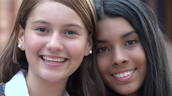 Guapa adolescente niñas sonriendo —  Fotos de Stock