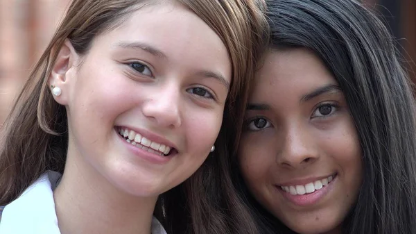 Gülümseyen güzel kadın gençler