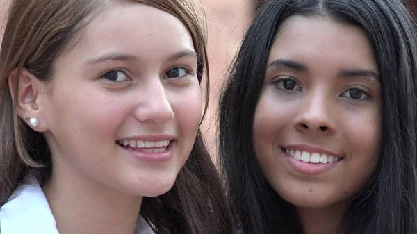 Gülümseyen güzel yüzler