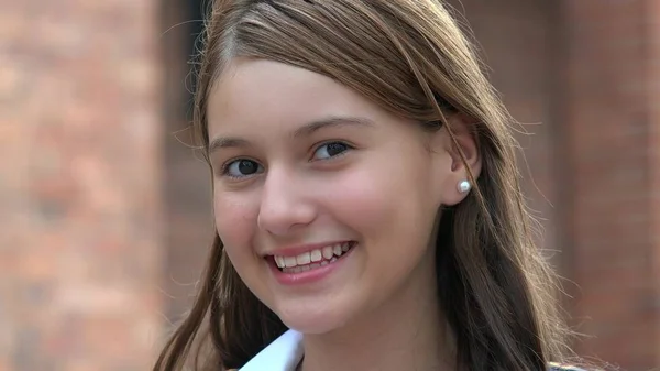 Χαμογελά ευτυχισμένος έφηβος κορίτσι — Φωτογραφία Αρχείου
