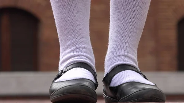 Zapatos femeninos adolescentes y calcetines blancos — Foto de Stock