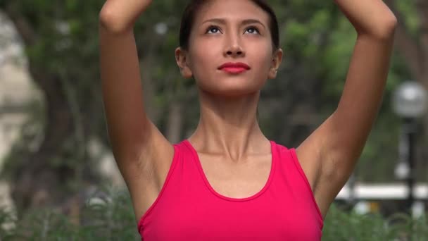 Tiener meisje Yoga en meditatie — Stockvideo