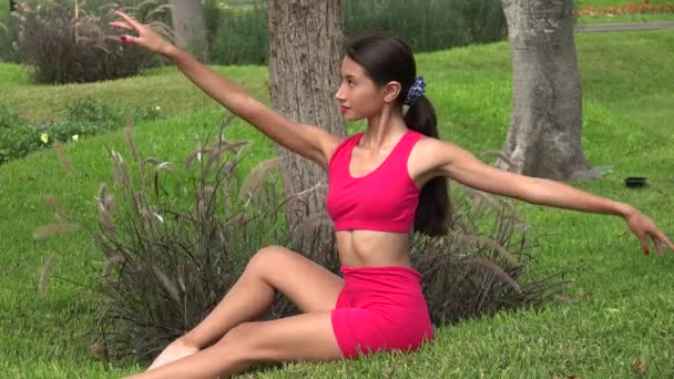 Mujer adolescente yoga poses — Vídeo de stock