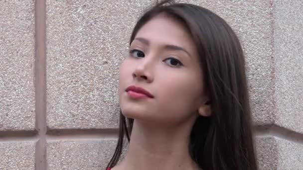 漂亮的西班牙裔女性青少年 — 图库视频影像