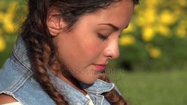 Üzgün gözü yaşlı genç kız