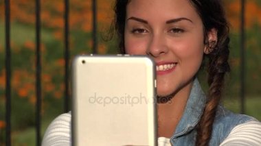 Kız Video Tablet ile filme