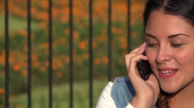 cep telefonuyla konuşan genç kız