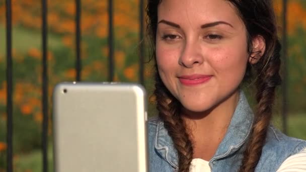 Teen nahrávání videa pomocí Tablet — Stock video